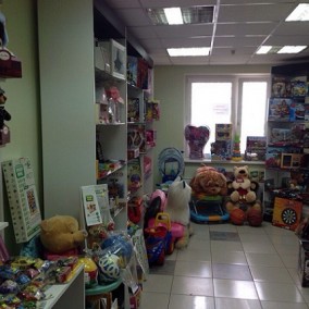 Магазин детской одежды и игрушек в густонаселенном районе