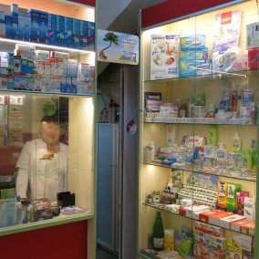 Аптека в прикассовой зоне крупной сети детских магазинов